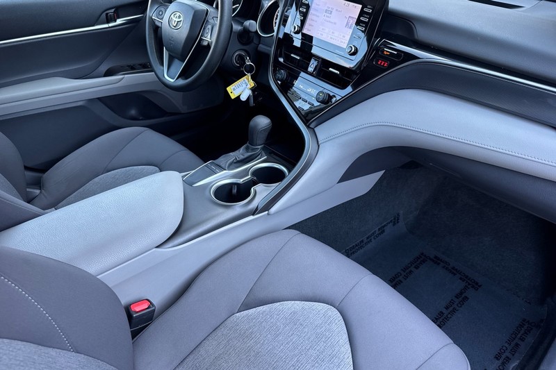 Toyota Camry Vehicle Full-screen Gallery Image 19
