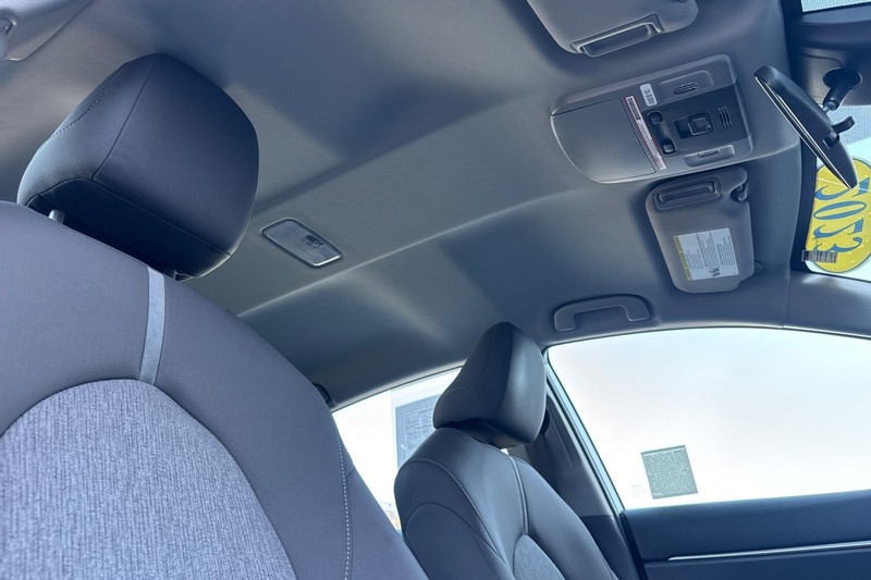 Toyota Camry Vehicle Full-screen Gallery Image 20
