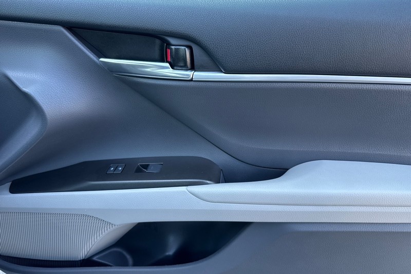 Toyota Camry Vehicle Full-screen Gallery Image 21