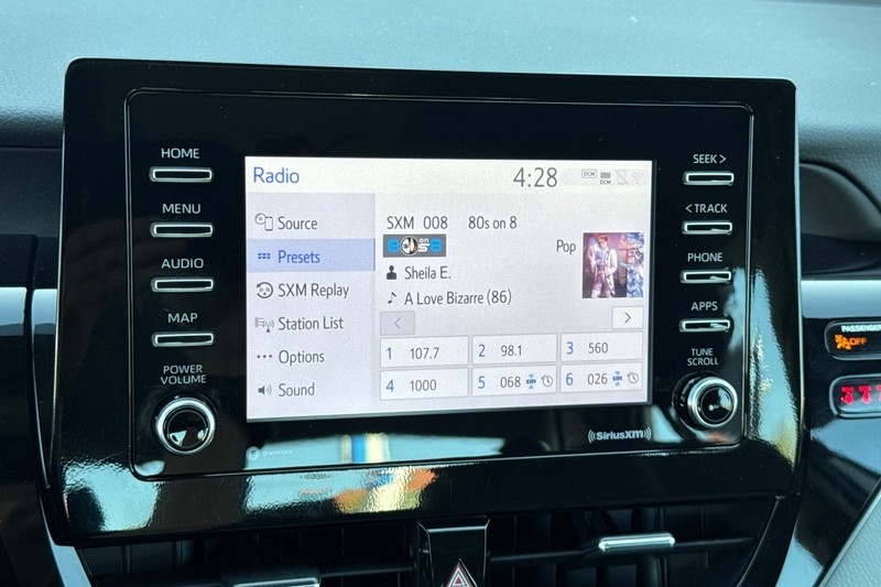 Toyota Camry Vehicle Full-screen Gallery Image 22