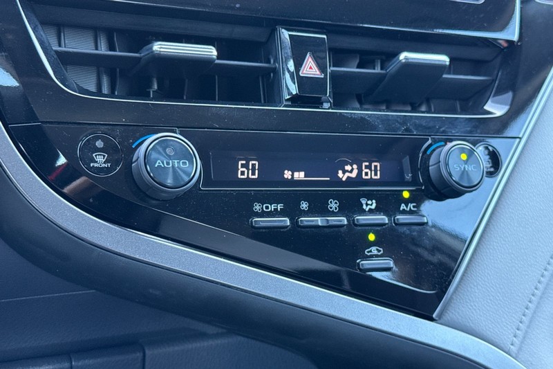 Toyota Camry Vehicle Full-screen Gallery Image 24
