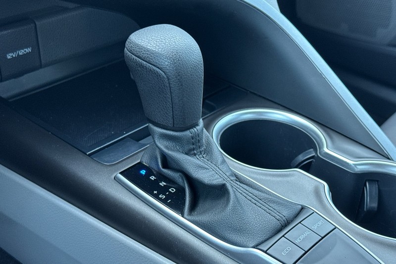 Toyota Camry Vehicle Full-screen Gallery Image 25
