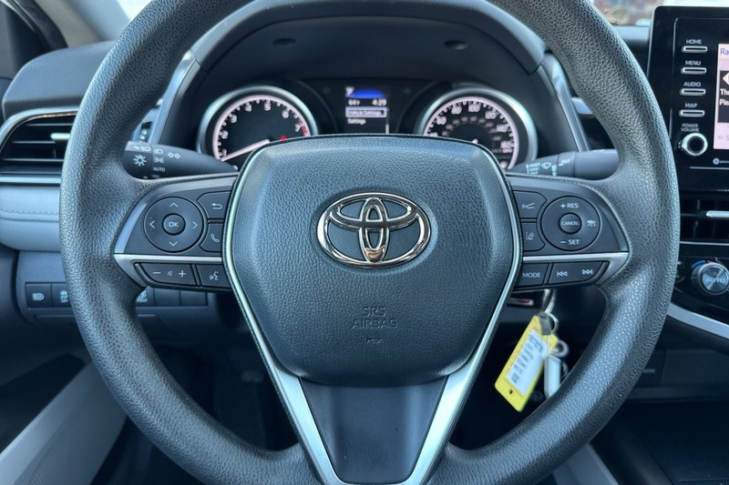 Toyota Camry Vehicle Full-screen Gallery Image 26