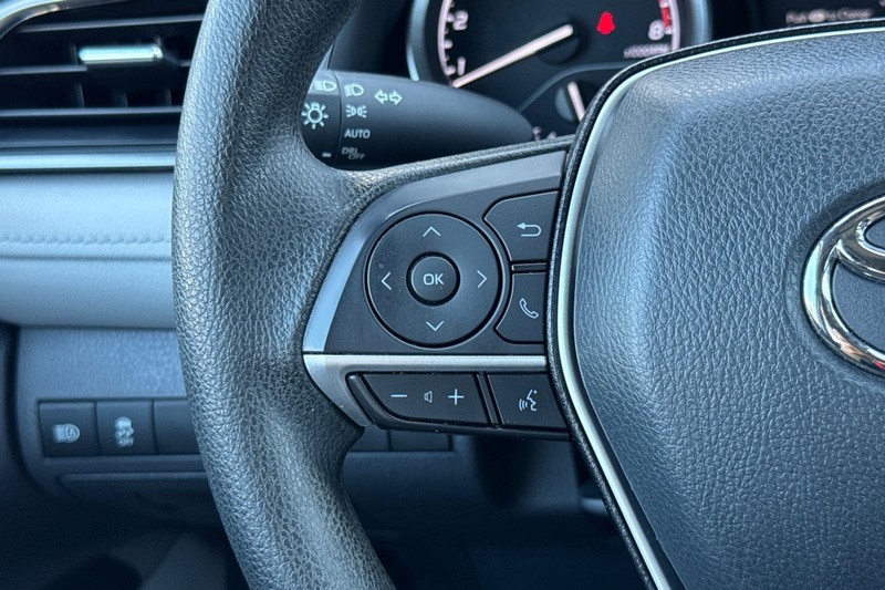 Toyota Camry Vehicle Full-screen Gallery Image 27