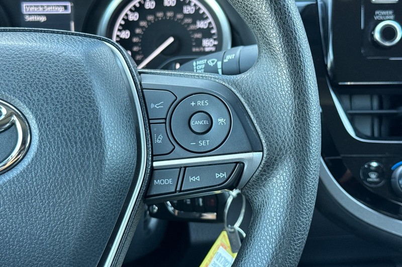 Toyota Camry Vehicle Full-screen Gallery Image 28