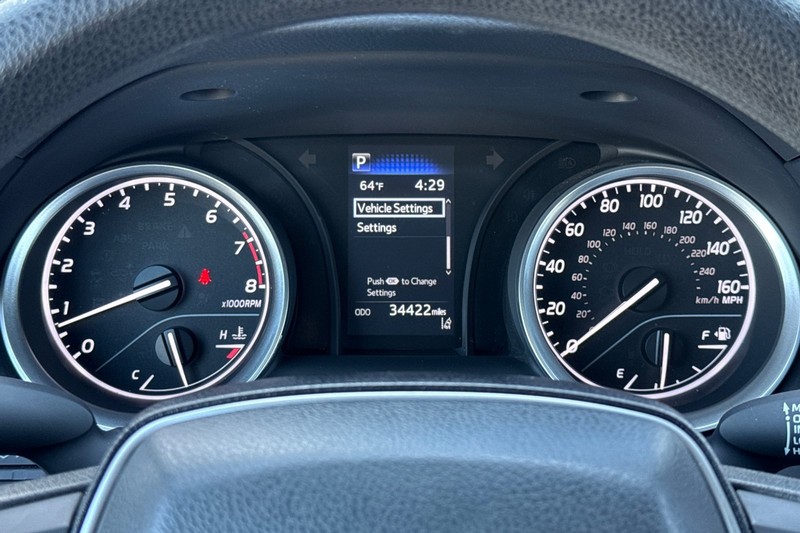 Toyota Camry Vehicle Full-screen Gallery Image 29