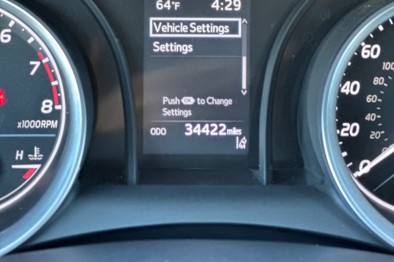 Toyota Camry Vehicle Full-screen Gallery Image 30