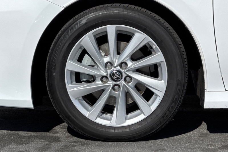 Toyota Camry Vehicle Full-screen Gallery Image 31