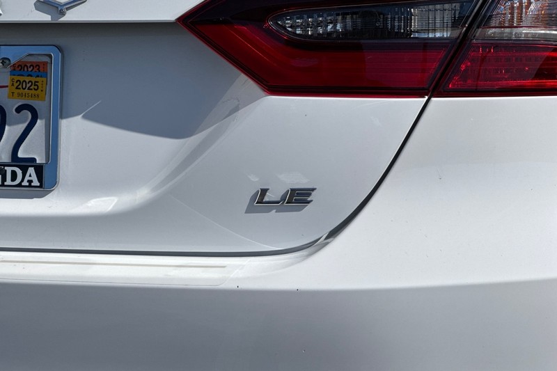 Toyota Camry Vehicle Full-screen Gallery Image 32