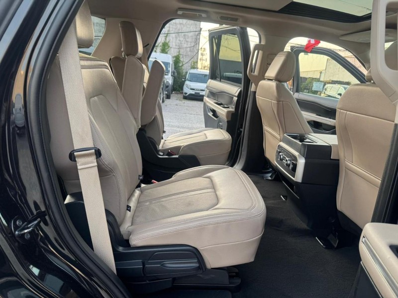 Ford Expedition Vehicle Full-screen Gallery Image 16
