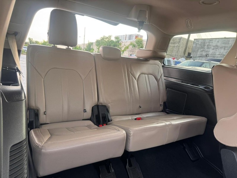 Ford Expedition Vehicle Full-screen Gallery Image 17