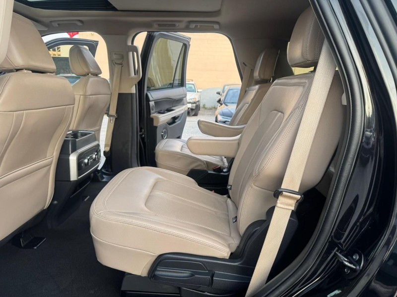 Ford Expedition Vehicle Full-screen Gallery Image 19