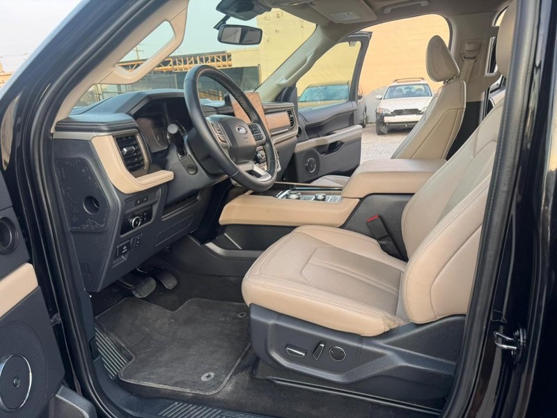 Ford Expedition Vehicle Full-screen Gallery Image 24
