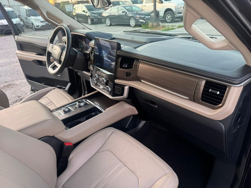 Ford Expedition Vehicle Full-screen Gallery Image 26