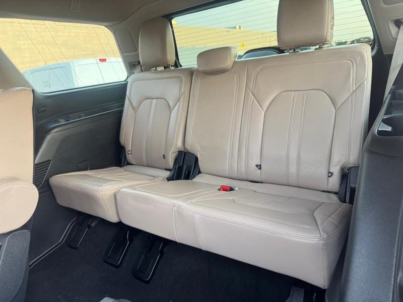 Ford Expedition Vehicle Full-screen Gallery Image 27