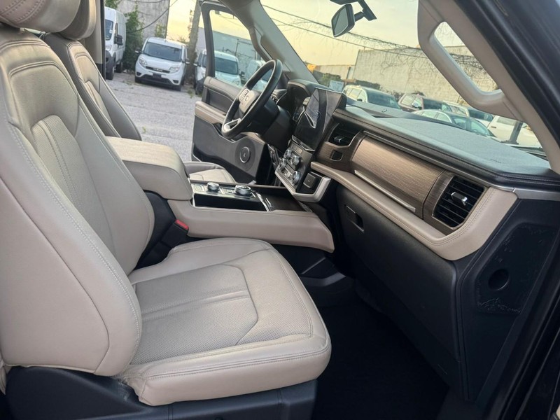 Ford Expedition Vehicle Full-screen Gallery Image 28