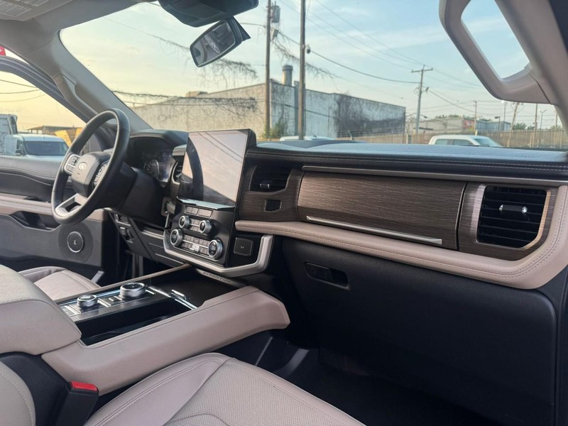 Ford Expedition Vehicle Full-screen Gallery Image 29