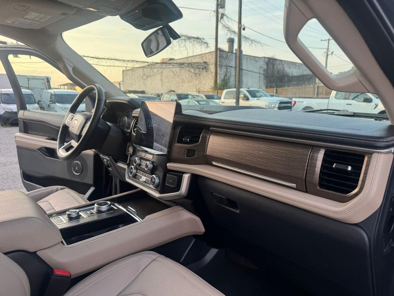 Ford Expedition Vehicle Full-screen Gallery Image 30