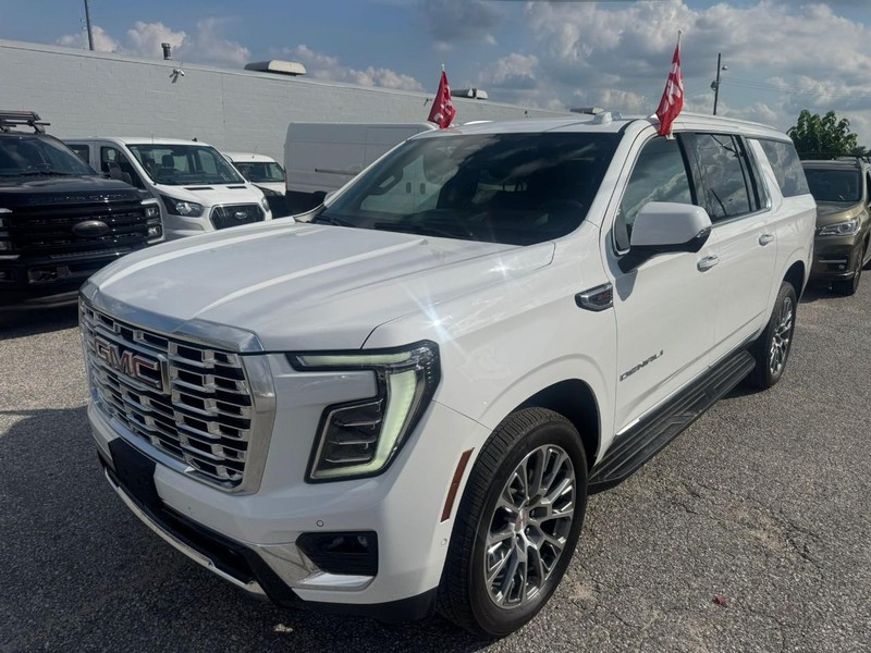 GMC Yukon XL Vehicle Full-screen Gallery Image 2