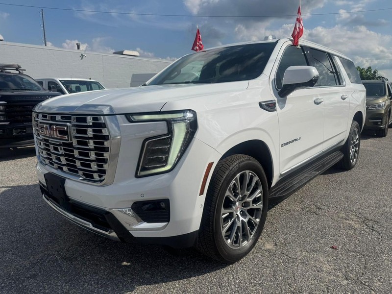 GMC Yukon XL Vehicle Full-screen Gallery Image 3