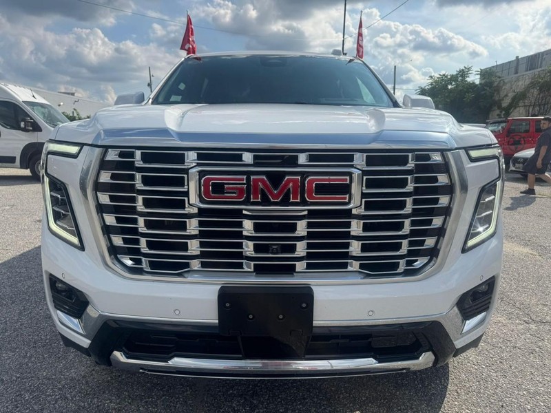GMC Yukon XL Vehicle Full-screen Gallery Image 4
