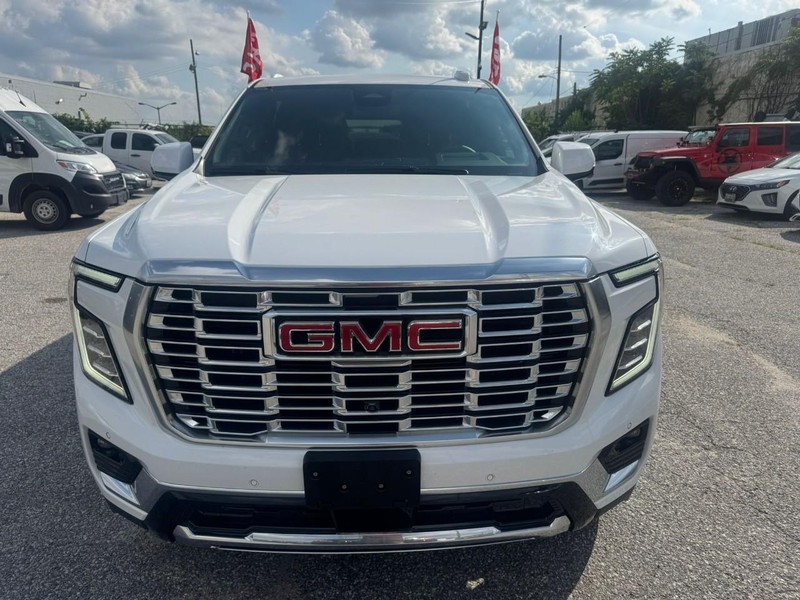 GMC Yukon XL Vehicle Full-screen Gallery Image 6
