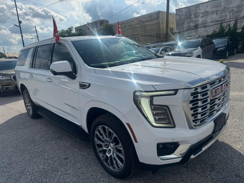 GMC Yukon XL Vehicle Full-screen Gallery Image 8