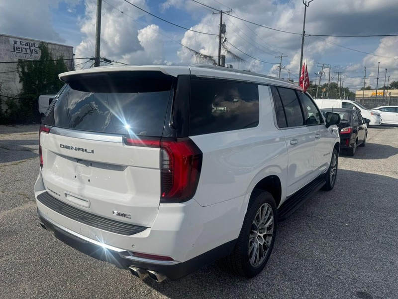 GMC Yukon XL Vehicle Full-screen Gallery Image 9