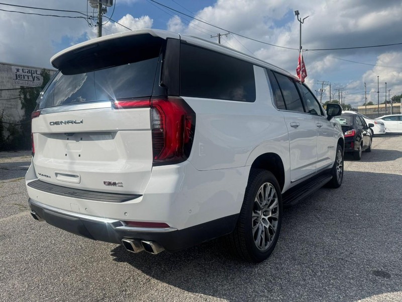GMC Yukon XL Vehicle Full-screen Gallery Image 11