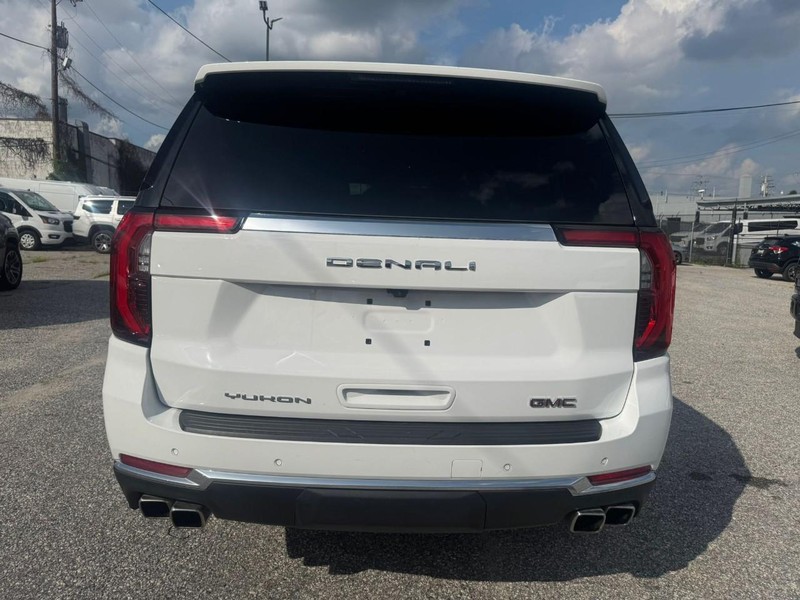 GMC Yukon XL Vehicle Full-screen Gallery Image 12