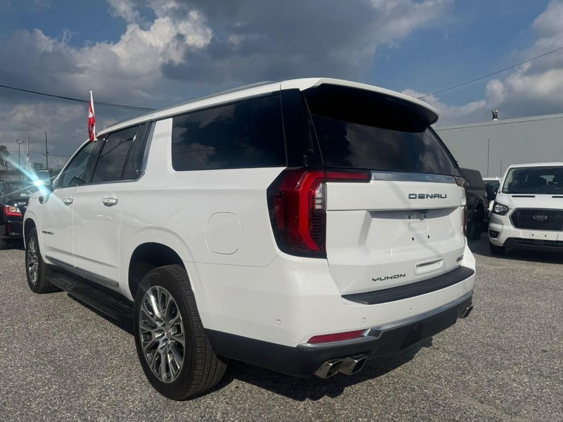 GMC Yukon XL Vehicle Full-screen Gallery Image 13
