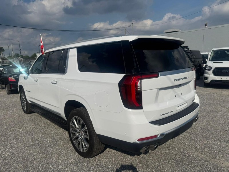 GMC Yukon XL Vehicle Full-screen Gallery Image 15