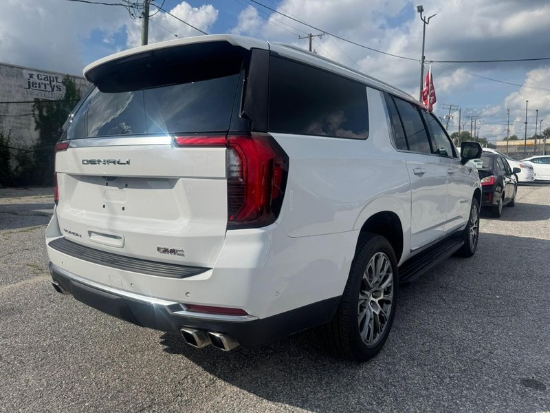 GMC Yukon XL Vehicle Full-screen Gallery Image 16