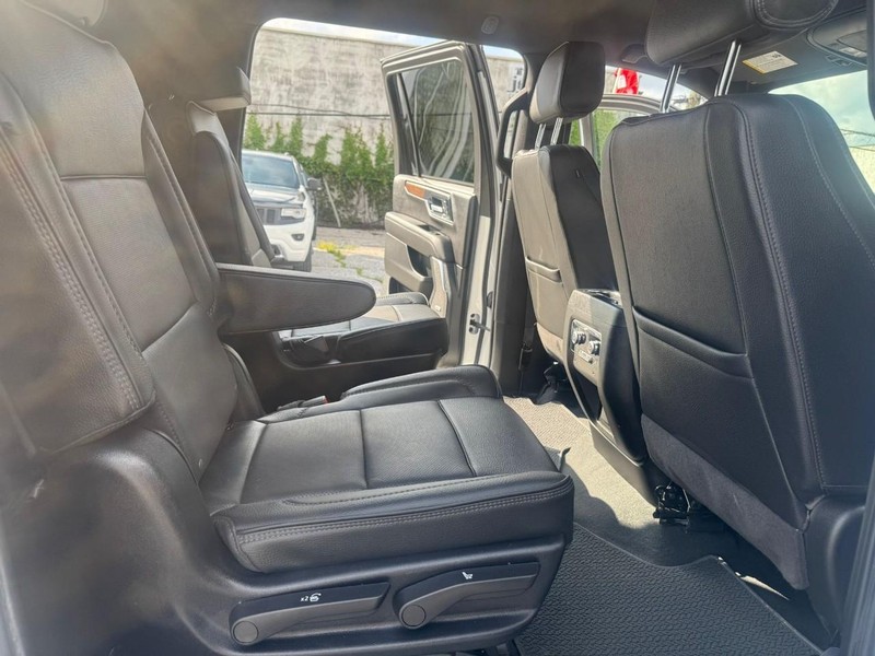 GMC Yukon XL Vehicle Full-screen Gallery Image 17