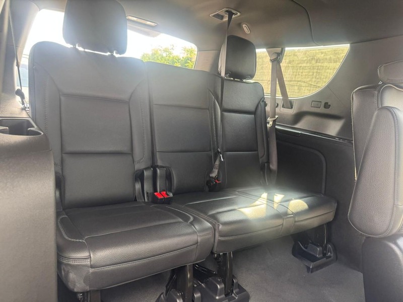 GMC Yukon XL Vehicle Full-screen Gallery Image 18