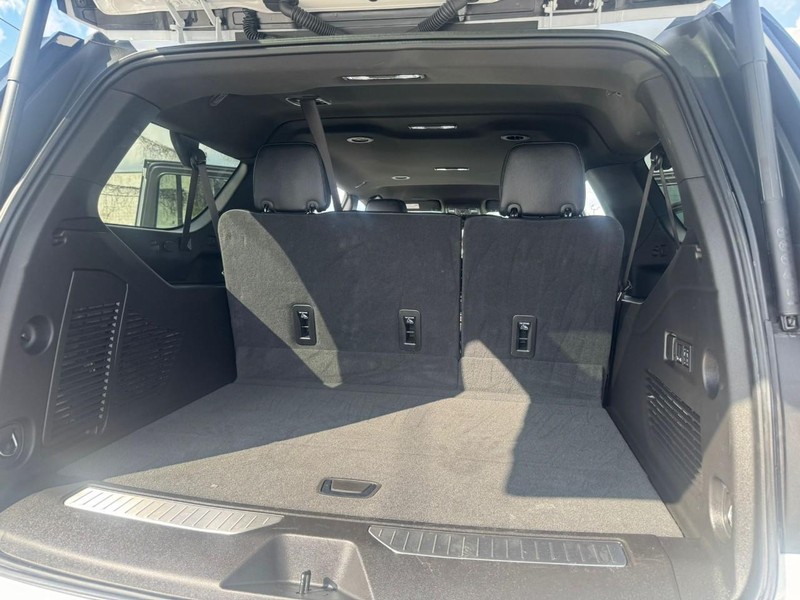 GMC Yukon XL Vehicle Full-screen Gallery Image 19