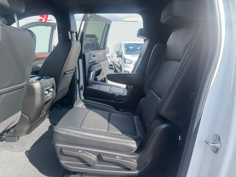 GMC Yukon XL Vehicle Full-screen Gallery Image 20