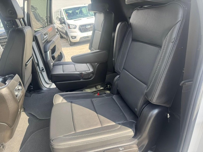 GMC Yukon XL Vehicle Full-screen Gallery Image 21