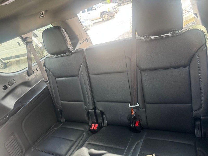 GMC Yukon XL Vehicle Full-screen Gallery Image 22