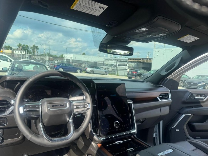 GMC Yukon XL Vehicle Full-screen Gallery Image 23