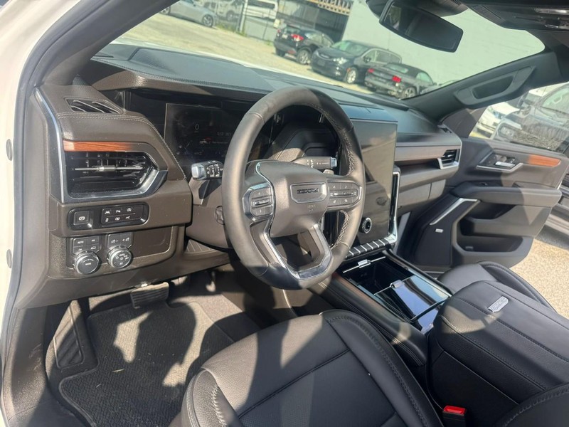 GMC Yukon XL Vehicle Full-screen Gallery Image 24