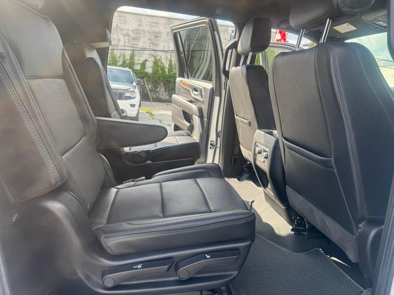 GMC Yukon XL Vehicle Full-screen Gallery Image 25