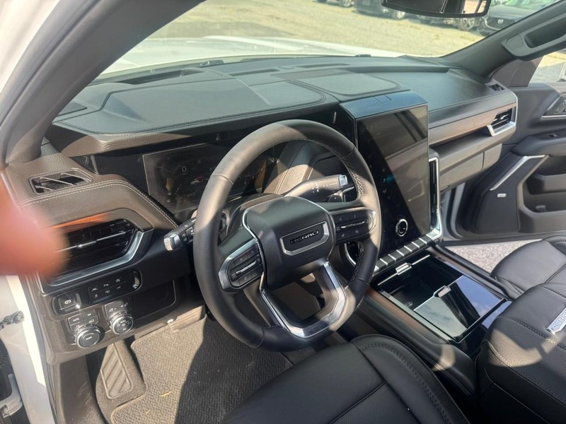 GMC Yukon XL Vehicle Full-screen Gallery Image 26