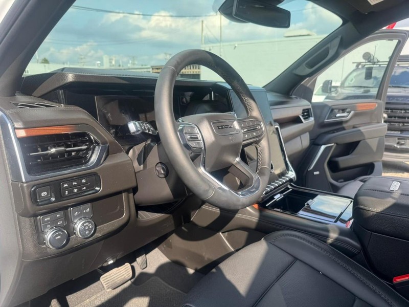 GMC Yukon XL Vehicle Full-screen Gallery Image 27
