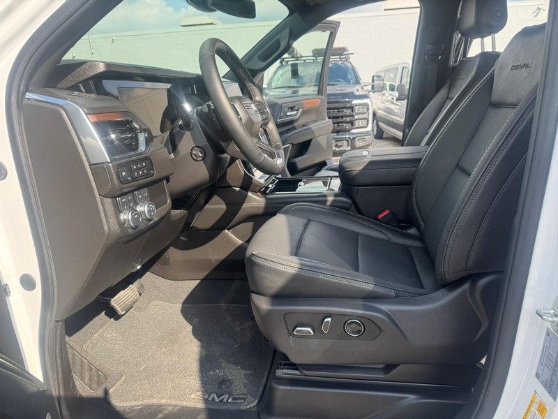 GMC Yukon XL Vehicle Full-screen Gallery Image 29