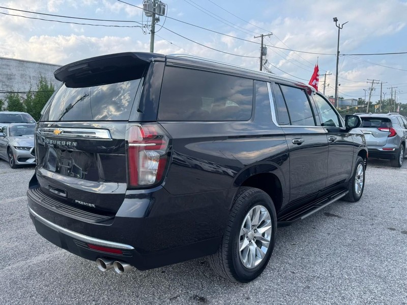 Chevrolet Suburban Vehicle Full-screen Gallery Image 10