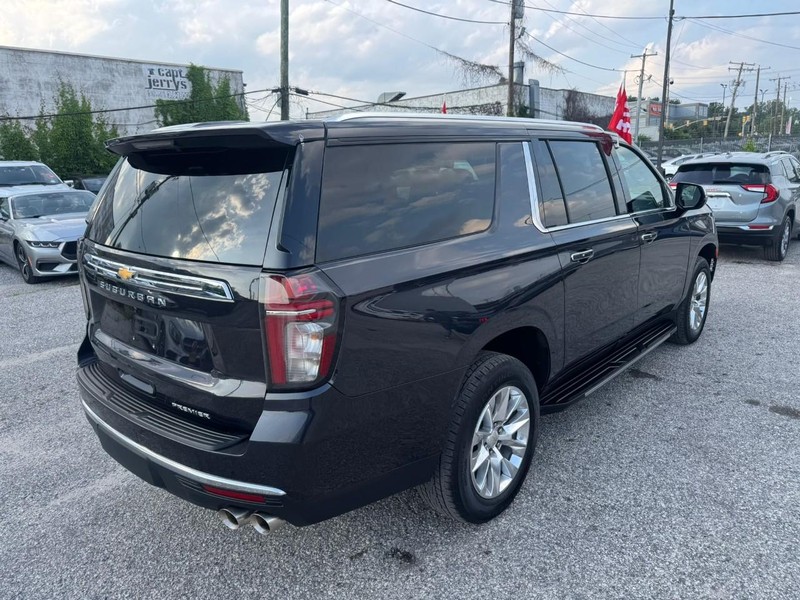Chevrolet Suburban Vehicle Full-screen Gallery Image 11