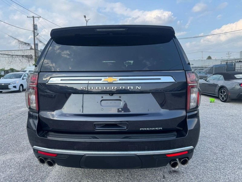 Chevrolet Suburban Vehicle Full-screen Gallery Image 12