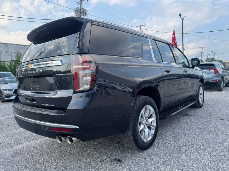 Chevrolet Suburban Vehicle Full-screen Gallery Image 13
