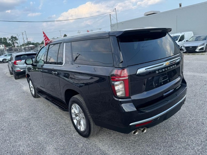 Chevrolet Suburban Vehicle Full-screen Gallery Image 14